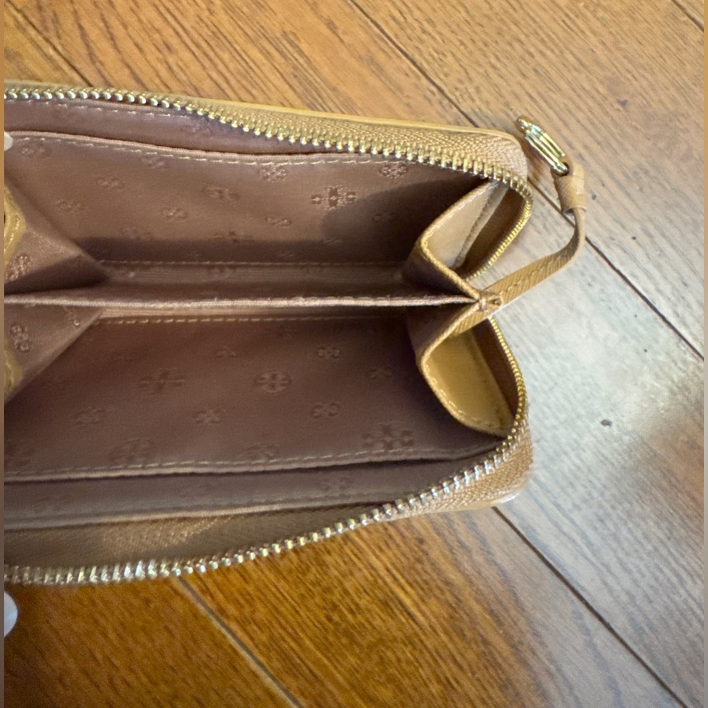 Tory Burch Wallet with Key Ring - Picture 4 of 6